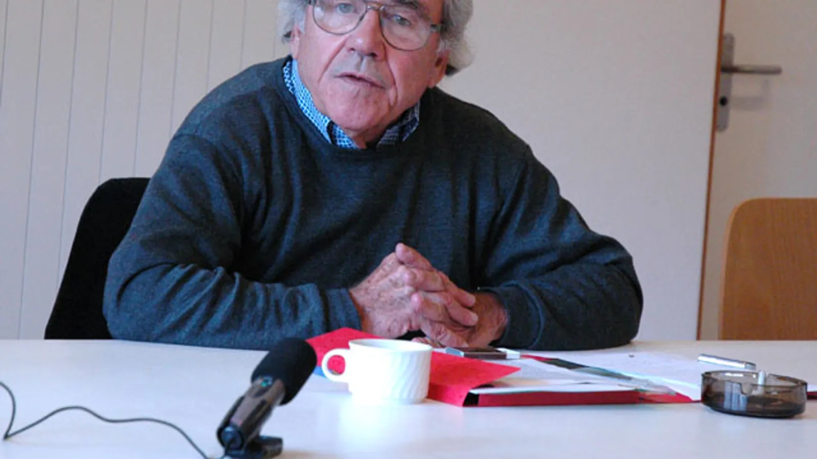 Jean Baudrillard lecturing at the European Graduate School, 2004.