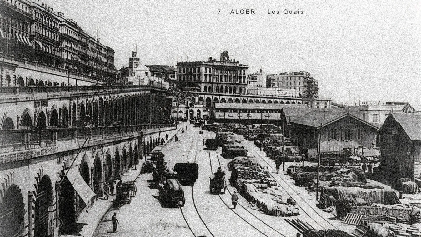 The quays and tramway of the port of Algiers, photographed around 1900.