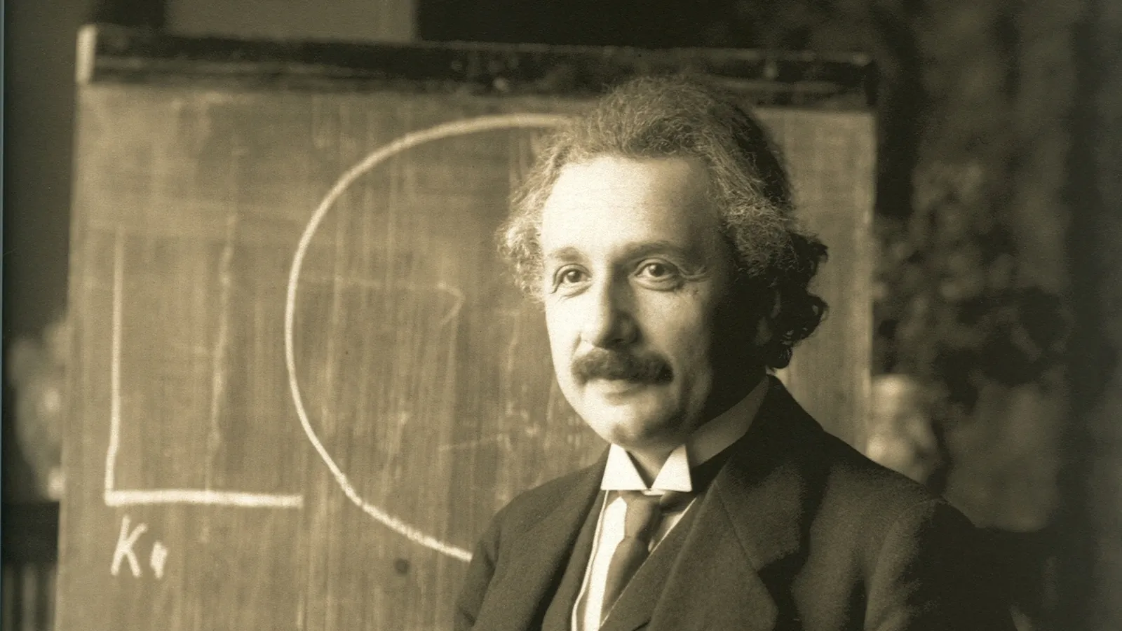 Ferdinand Schmutzer's 1921 portrait of Einstein in front of a chalkboard during a Vienna lecture.
