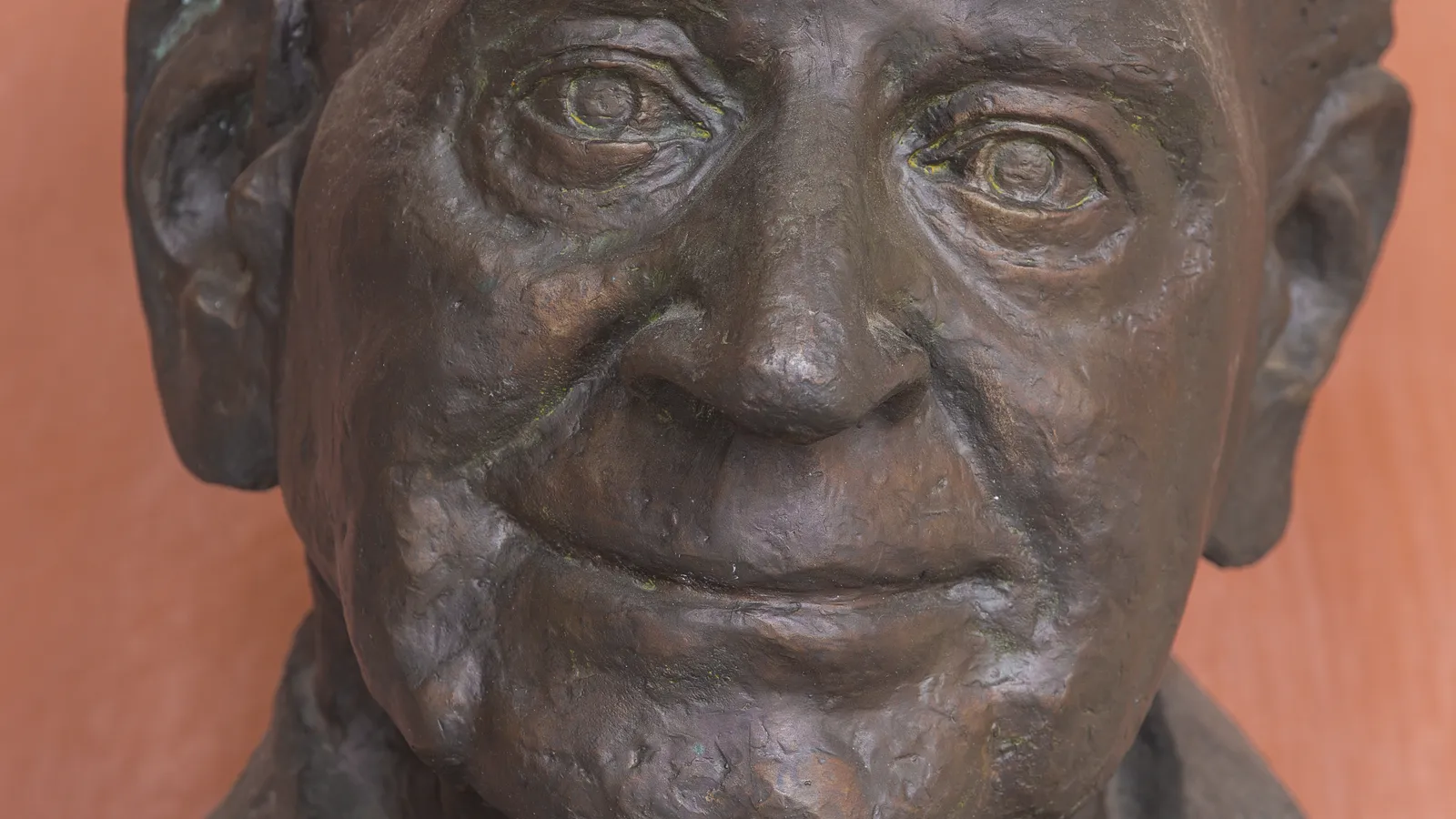 A close-up photograph of the bronze bust of Karl Popper at the Arkadenhof of the University of Vienna.