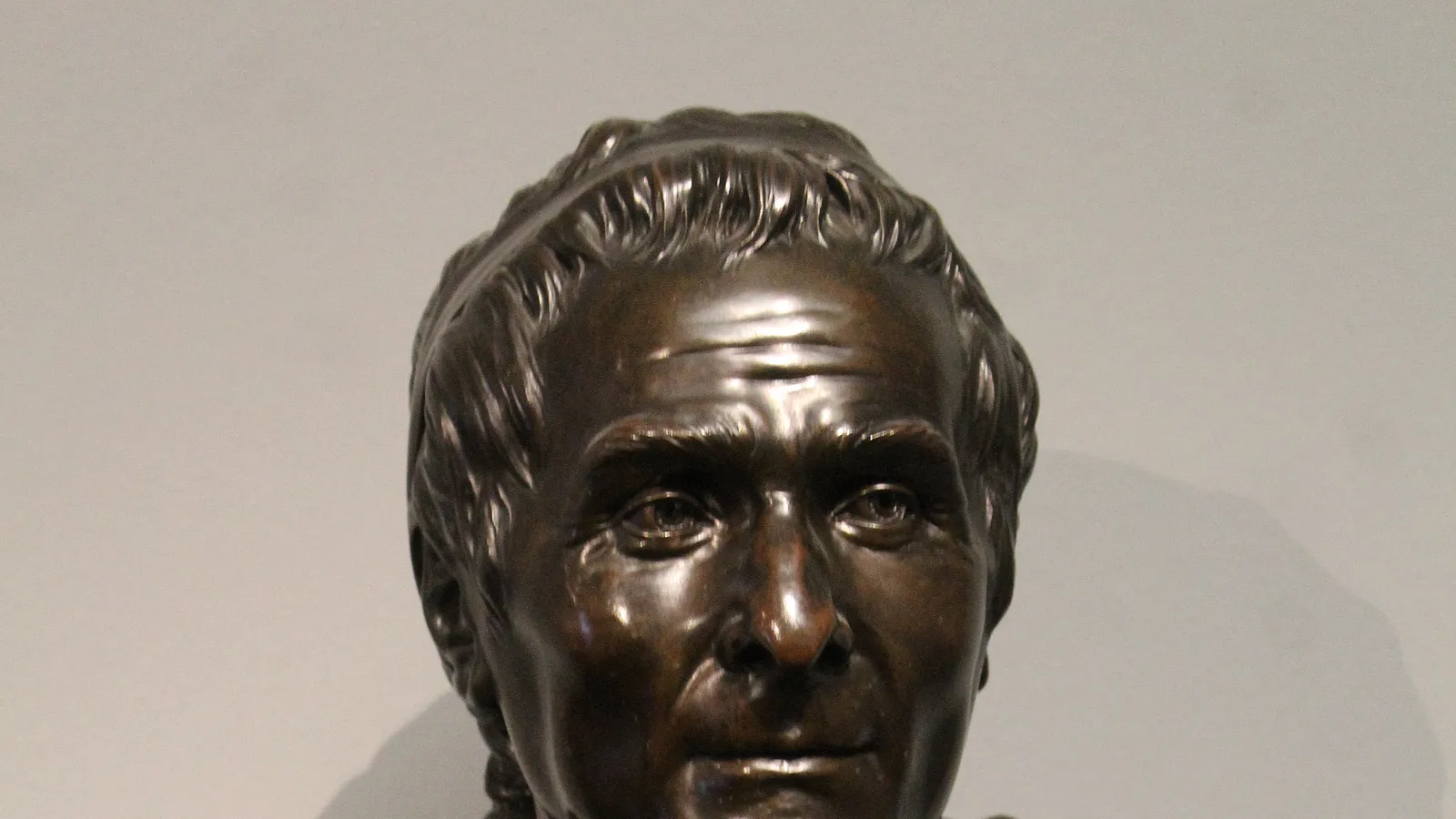 Houdon's bronze bust of Rousseau in three-quarter view.